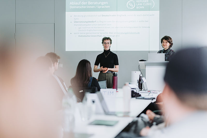 Ada Spieß und Antonia Reermann erklären den angehenden Berater:innen die Grundzüge der Beratungen