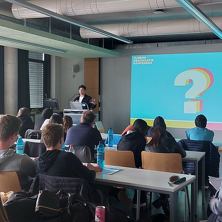 Der Katalog mit den Forderungen aus der Jugenddemokratiekonferenz wird an Politiker*innen übergeben