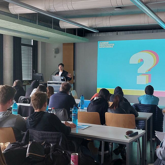 Die Qual der Wahl: Wo bleibt Demokratie in deinem Alltag?