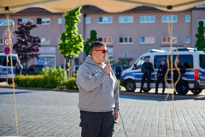 Junger Mensch mit einem Schild in der Hand