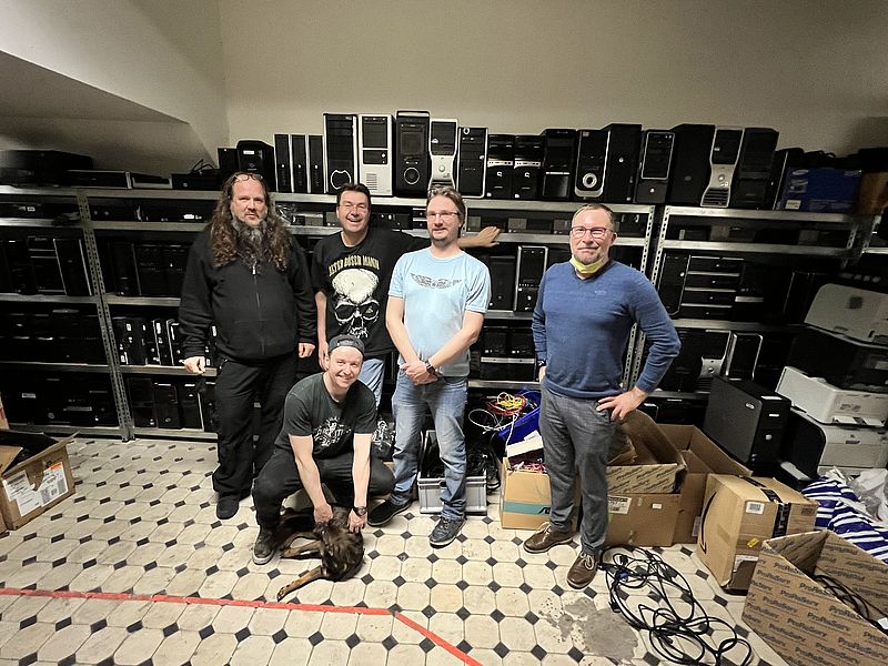 Gruppenbild vor dem Kellerregal