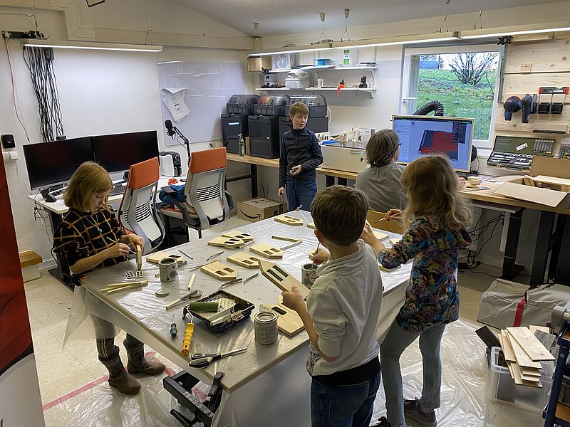 Kinder basteln mit Holz und Farbe Vogelhäuser