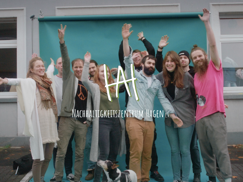 Annika und Peter gießen die frei zugänglichen Kräuter vor dem Umsonstladen