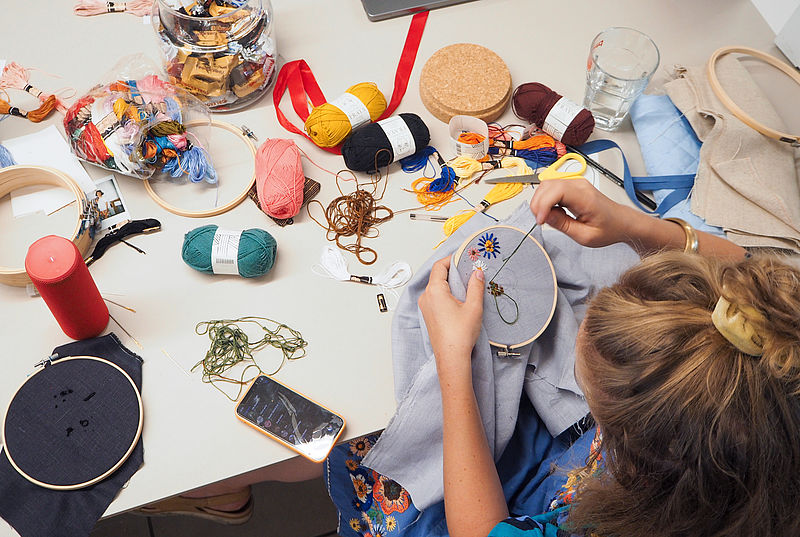 Junge Frau stickt ein Erinnerungsstück
