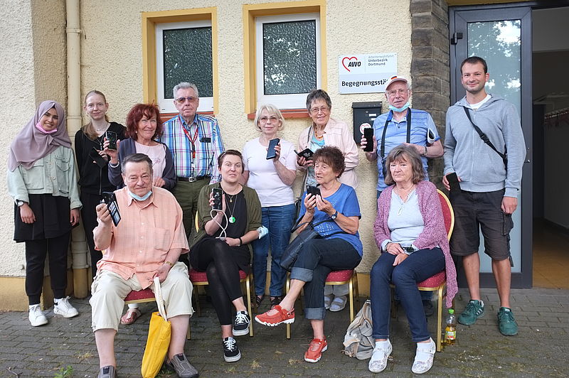 Engagierte und Senioren zeigen ihre Handys