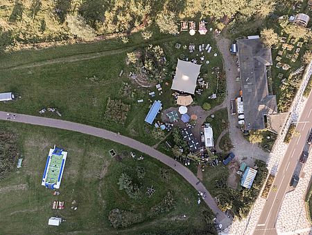Luftaufnahme von öffentlichem Stadtpark mit Veranstaltungsfläche im Grünen