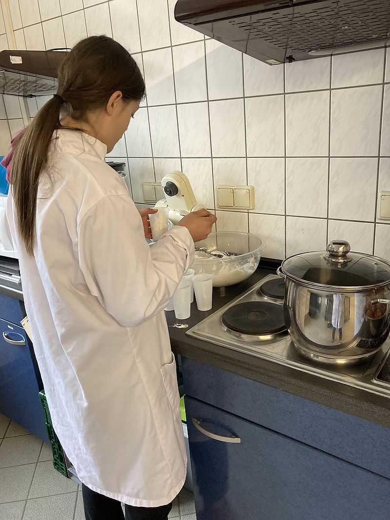 Schülerin bei der Zubereitung des Frühstücks