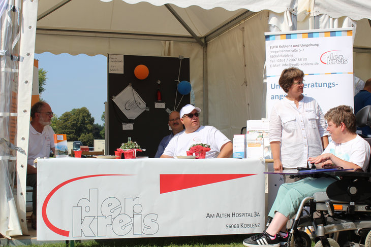 Der Kreis Koblenz draußen an einem Info-Stand