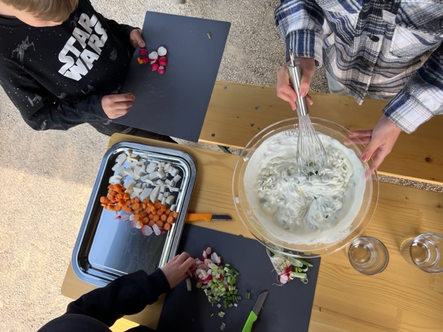 Die Kinder bereiten sind mit Spaß beim Zubereiten