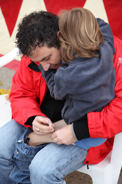 Kind erhält Spritze mit Insulin