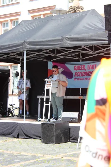 Junger Mensch spricht auf Kundgebung